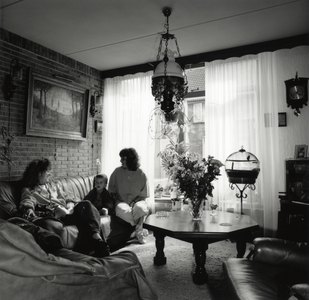 108281 Interieur van een huis de Notebomenlaan te Utrecht: woonkamer, met de bewoners.